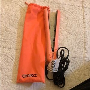 Amika hair straightener